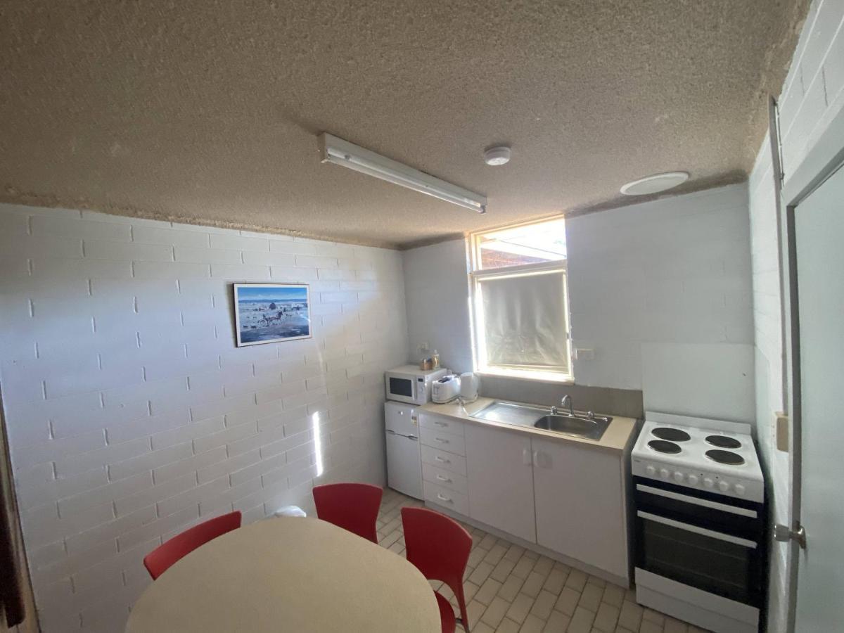 بالرانالد Capri Motel المظهر الخارجي الصورة