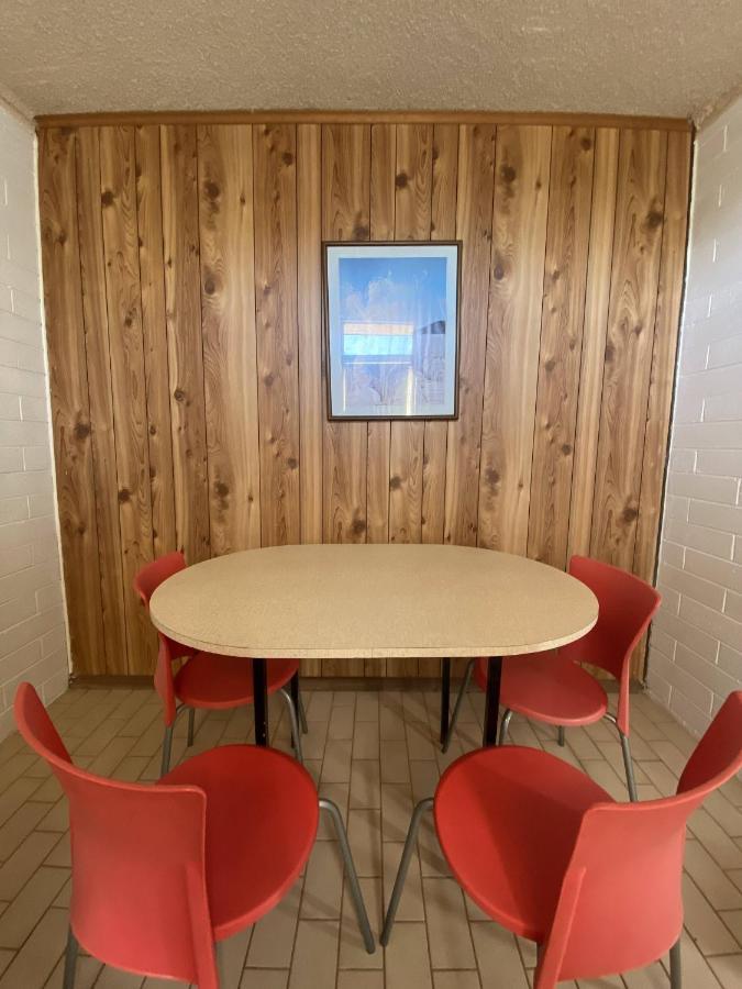 بالرانالد Capri Motel المظهر الخارجي الصورة