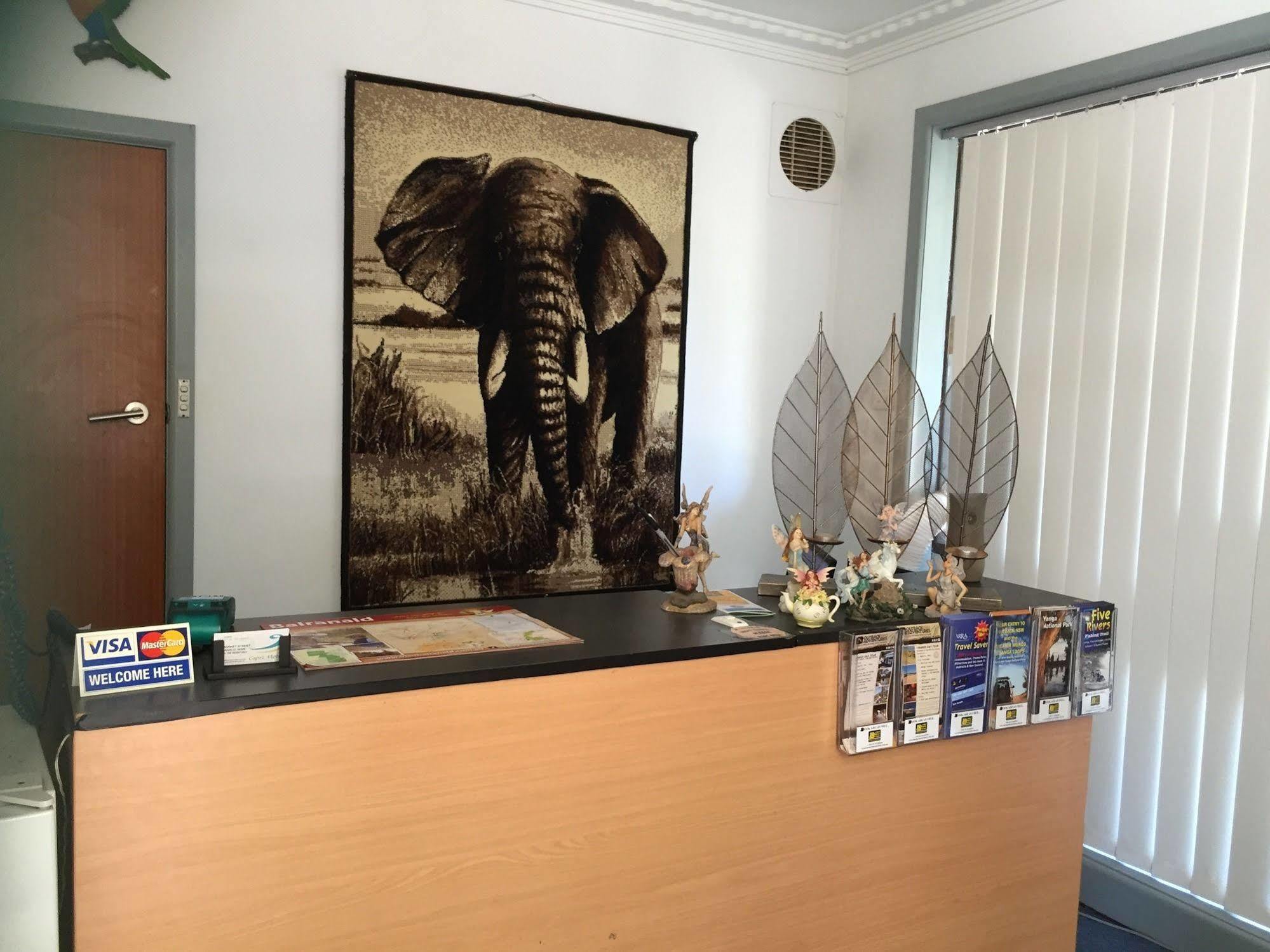 بالرانالد Capri Motel المظهر الخارجي الصورة